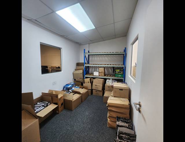 906M² WAREHOUSE TO LET IN GLEN ANIL